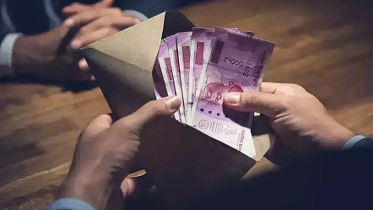 50 हजार की रिश्वत मामले में उप अंभियता समेत तीन के खिलाफ मामला हुआ दर्ज