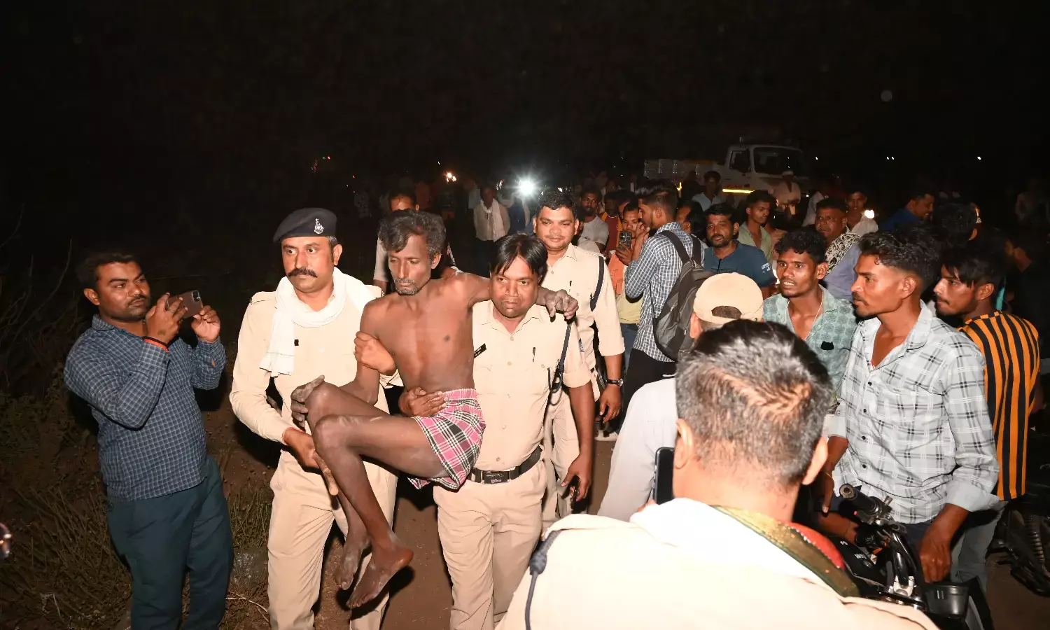 हाईटेंशन लाइन पर पांच घण्टे चला वीरू वाला ड्रामा