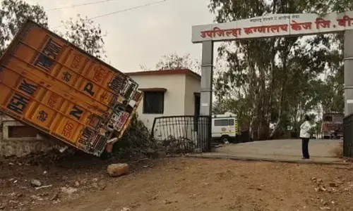 बीड में उपजिला अस्पताल की सुरक्षा दीवार को तोड़कर पलटा कंटेनर