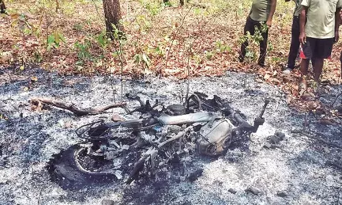 गड़चिरोली वनविभाग के कास्ट भंडार में लगी भीषण आग