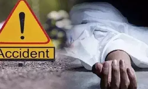 ट्रक ने बाइक को मारी टक्कर, एक की मौके पर मौत, तीन गंभीर रूप से घायल