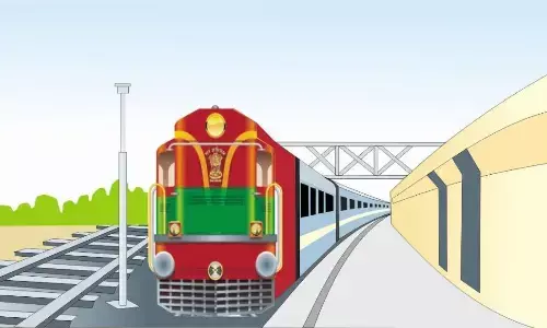 ट्रेन के ऊपर चढ़े युवक ने मचाया उत्पात डेढ़ घंटे की मशक्कत के बाद उतारा गया