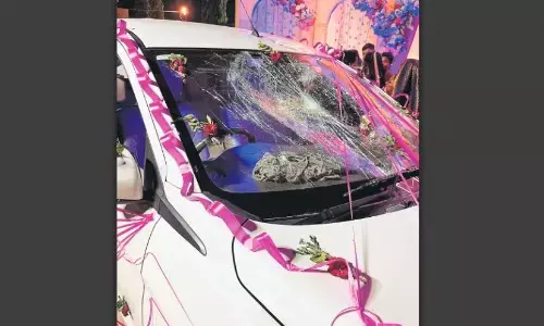 बारात में बवाल, दूल्हे की कार में पथराव, दुल्हन पहुंची थाने