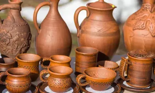 अगर आप भी करते हैं मिट्टी के बर्तनों का इस्तेमाल, तो इन गलतियों को करने से हो जाएं सावधान