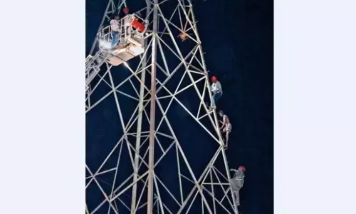 125 फीट ऊंचे टावर पर चढ़ा मजदूर बेटी ने माइक से कसम दी तो उतरा