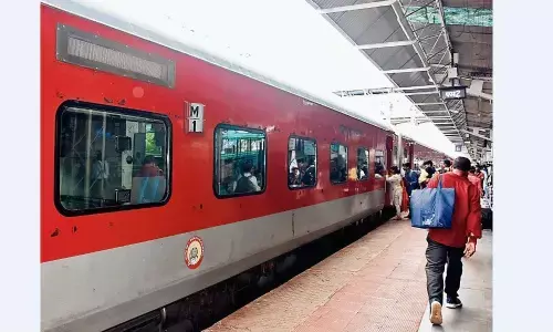ट्रेन का अचानक प्लेटफार्म बदला, कोच डिस्प्ले भी देर से हुआ, दो का तबादला