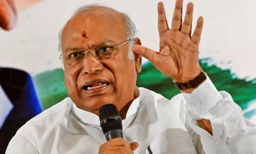 मल्लिकार्जुन खड़गे ने की बांग्लादेश में हिंदू नेता की हत्या की कड़ी निंदा, मोदी सरकार की कूटनीति पर भी साधा निशाना