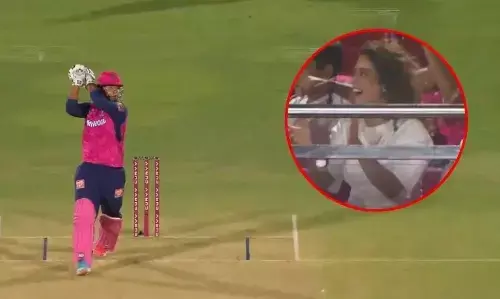 डेब्यूटेंट वैभव के छक्के पर झूम उठी दंगल गर्ल, सोशल मीडिया पर वायरल हो रही तस्वीरें डेब्यूटेंट वैभव के छक्के पर झूम उठी दंगल गर्ल, सोशल मीडिया पर वायरल हो रही तस्वीरें