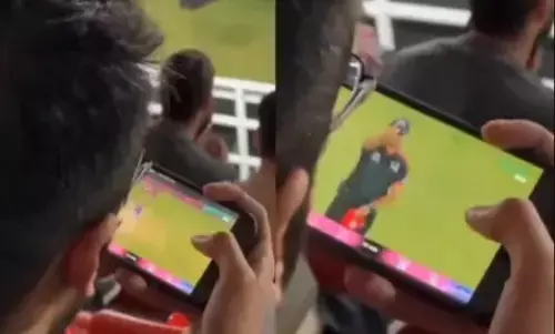 सिर्फ भारत में ही नहीं पाकिस्तान में भी है IPL के दीवाने, PSL मैच के दौरान स्टेडियम में आईपीएल का लुफ्त उठाते दिखा फैन सिर्फ भारत में ही नहीं पाकिस्तान में भी है IPL के दीवाने, PSL मैच के दौरान स्टेडियम में आईपीएल का लुफ्त उठाते दिखा फैन