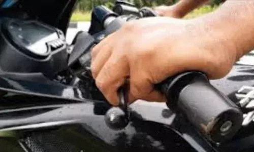 बिना चालक अचानक चली बस, बाइक सवार ने छलांग लगाकर बचाई जान