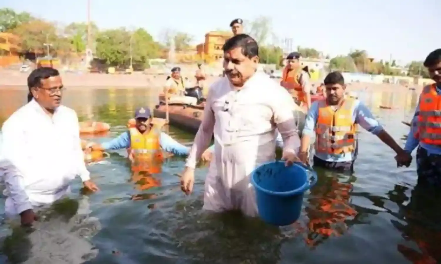 मुख्यमंत्री डॉ. मोहन यादव ने मां क्षिप्रा के घाटों की सफाई कर जल गंगा संवर्धन अभियान में सहभागिता की