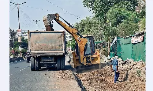 धूल से बचाने के लिए एक करोड़ के पेवर ब्लाॅक लगाए, उन्हीं को उखाड़कर मलबे में किया तब्दील