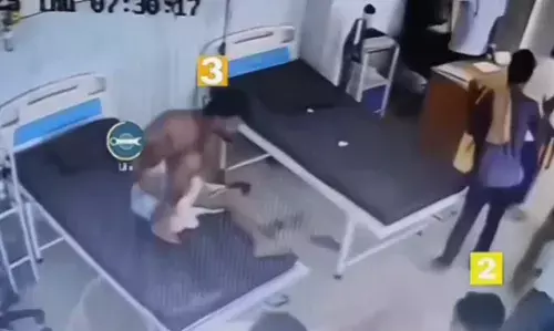 दोस्ती के लिए कुछ भी, अस्पताल में भर्ती लड़का दोस्तों के लिए सलाइन लगे हाथों से ही करने लगा लड़ाई