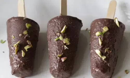 घर पर बनाना चाहते हैं कुछ रिफ्रेशिंग और हेल्दी, तो ट्राई करें इस चॉकलेट कुल्फी को, मन हो जाएगा खुश