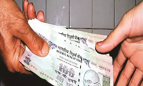 एसीबी ने सेवानिवृत्त शिक्षिका से रिश्वत लेतेे लिपिक को दबोचा