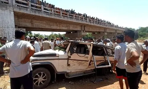 दमोह में दर्दनाक हादसा, पुल से 50 फीट नीचे गिरी बोलेरो चकनाचूर, 6 लोगों की मौत कई गंभीर