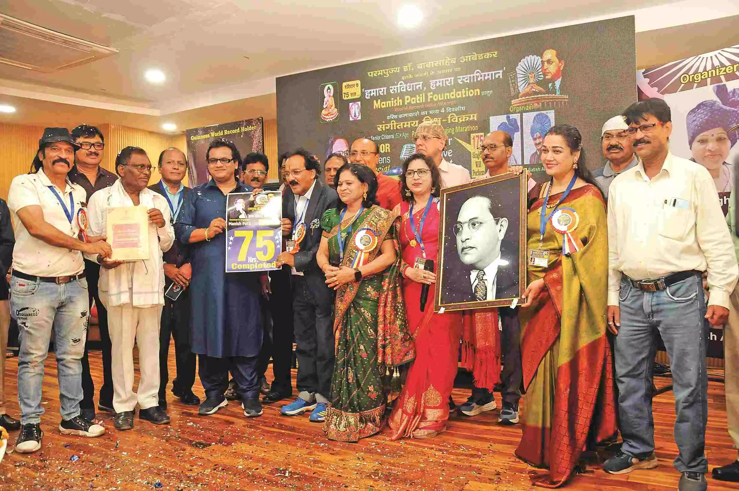 सीनियर सिटीजन की प्रस्तुति , 75 घंटे गायन कर गायकों ने बनाया विश्व रिकार्ड सीनियर सिटीजन की प्रस्तुति , 75 घंटे गायन कर गायकों ने बनाया विश्व रिकार्ड