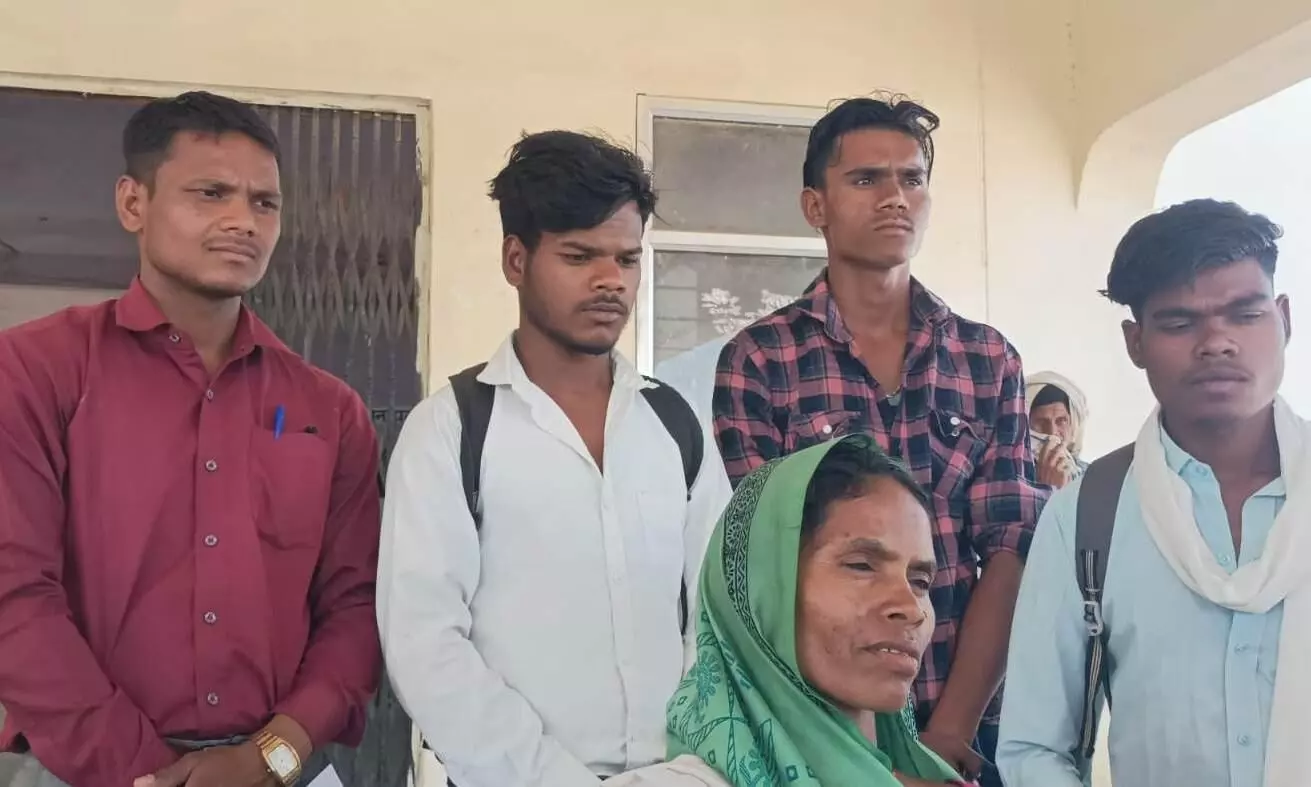 पति की मृत्यु की दो साल बाद भी नहीं मिली संबल योजना की राशि, जनसुनवाई में दिया आवेदन पति की मृत्यु की दो साल बाद भी नहीं मिली संबल योजना की राशि, जनसुनवाई में दिया आवेदन