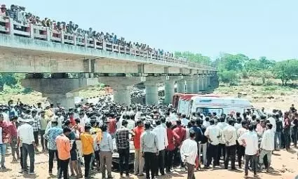बांदकपुर से जबलपुर लौट रहे 5 सगी बहनों सहित परिवार के आठ की मौत बांदकपुर से जबलपुर लौट रहे 5 सगी बहनों सहित परिवार के आठ की मौत