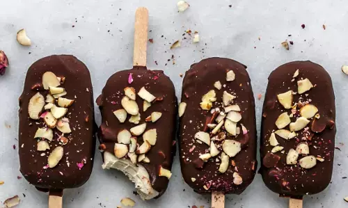 गर्मियों में परिवार के लिए बनाएं बेहद टेस्टी, मार्केट जैसी चोकोबार आइसक्रीम, मन हो जाएगा ठंडा-ठंडा