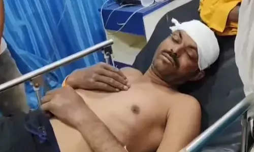 दिन दहाड़े सिर पर पत्थर से हमला कर जान से मारने की कोशिश, मचा हड़कंप दिन दहाड़े सिर पर पत्थर से हमला कर जान से मारने की कोशिश, मचा हड़कंप