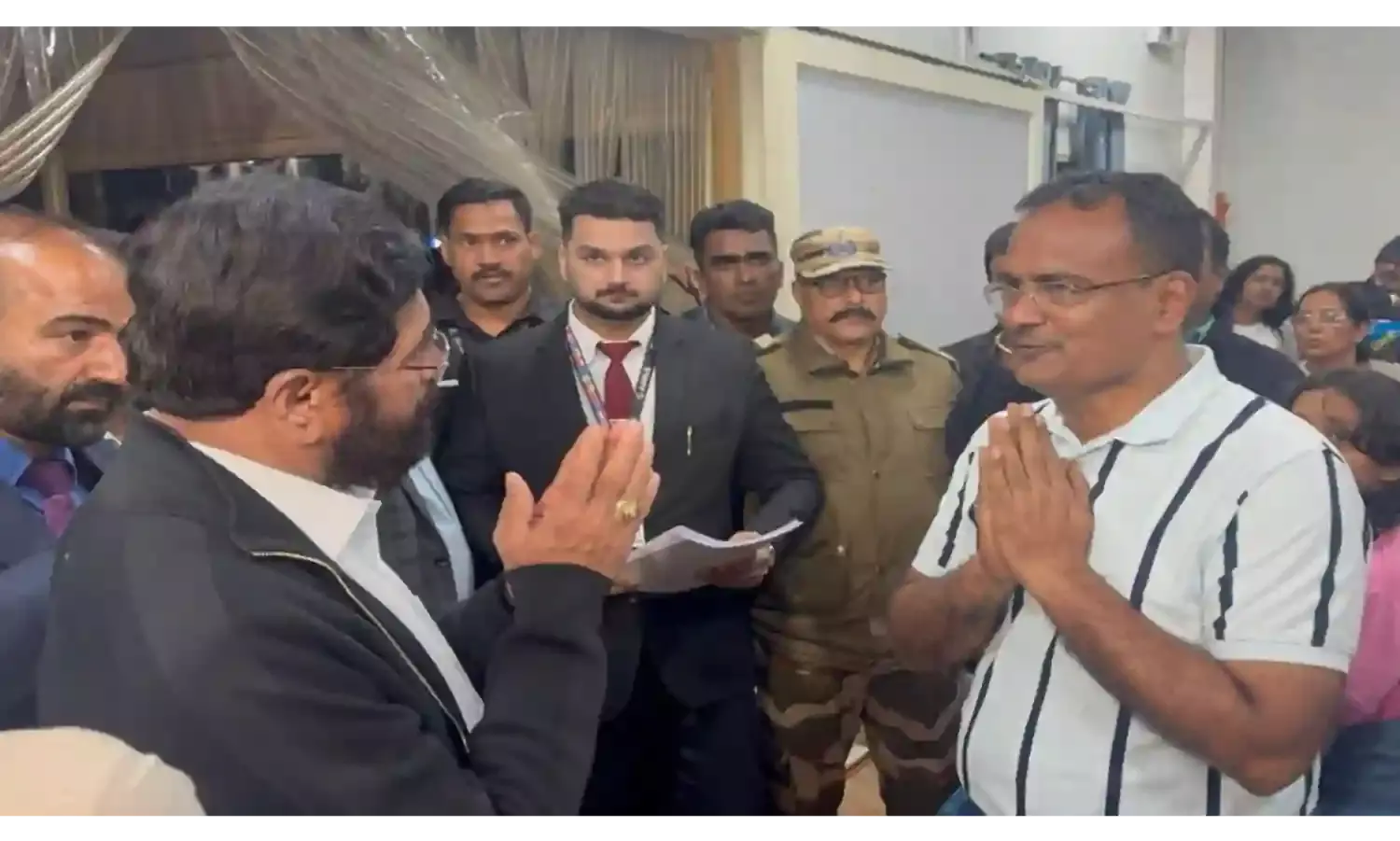 कश्मीर में अटके 183 लोगों को लेकर दो विमान मुंबई पहुंचे, लोगों ने ली राहत की सांस