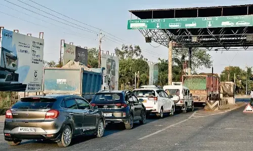 बूम बैरियर टूटने की वाहन चालकों को मिल रही सजा बूम बैरियर टूटने की वाहन चालकों को मिल रही सजा