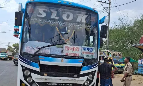 पार्टी परमिट की बस में सवारियां, शर्तों के उल्लंघन पर 10 हजार का जुर्माना