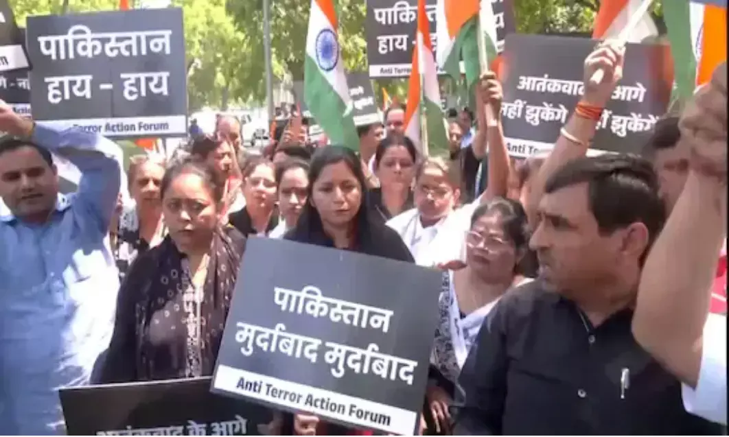 पहलगाम आतंकी हमला मामले को लेकर पाकिस्तान उच्चायोग के बाहर जोरदार प्रदर्शन