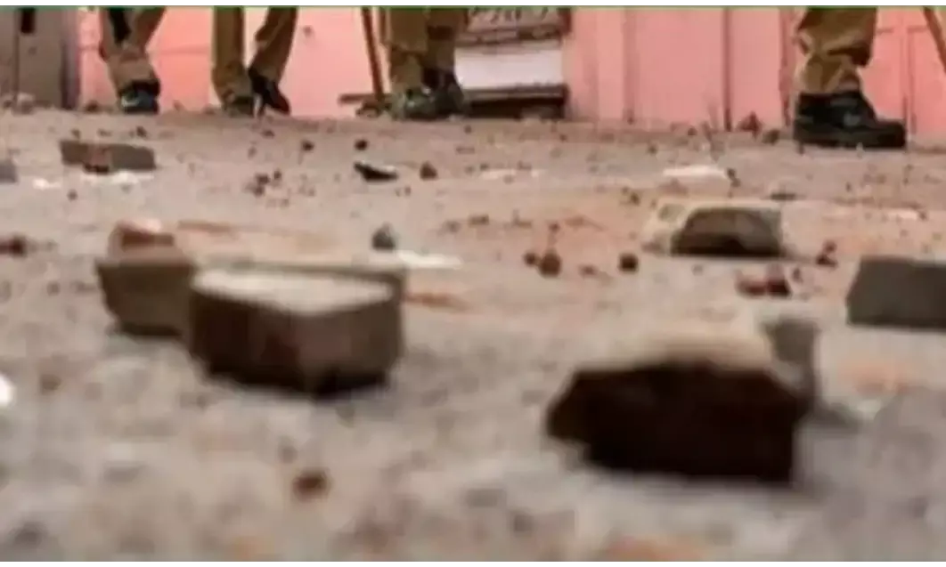 तनाव - झंडे को लेकर दो गुटो में हुआ पथराव, सोशल मीडिया पर वीडियो हुआ वायरल तनाव - झंडे को लेकर दो गुटो में हुआ पथराव, सोशल मीडिया पर वीडियो हुआ वायरल