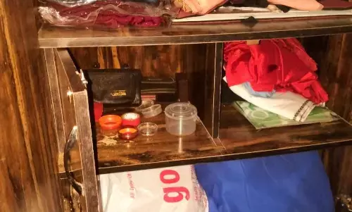 नकाब और हाथों में ग्लव्स पहनकर घर में घुसे चोर, नकदी समेत चुराकर भागे 3 लाख के गहने