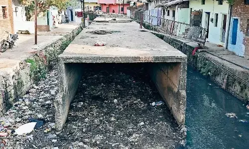 ये भी अजब...करोड़ों के बने नाले में भरा मलबा, अगल-बगल से निकल रहा पानी ये भी अजब...करोड़ों के बने नाले में भरा मलबा, अगल-बगल से निकल रहा पानी