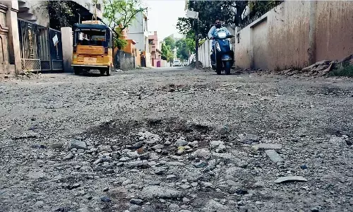 गड्ढों में तब्दील हो गई मदन महल अंडरब्रिज से गंगासागर तक की सड़क, चलना भी मुश्किल गड्ढों में तब्दील हो गई मदन महल अंडरब्रिज से गंगासागर तक की सड़क, चलना भी मुश्किल