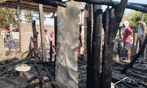 कामगार नगर की झुग्गियों मेंं भीषण आग, सभी झोपड़ियां जलकर खाक