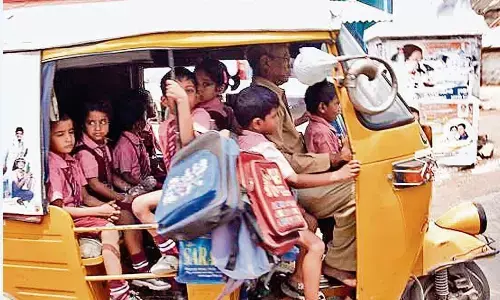 चिलचिलाती धूप और बेचैन कर देने वाली गर्मी से बच्चे परेशान चिलचिलाती धूप और बेचैन कर देने वाली गर्मी से बच्चे परेशान