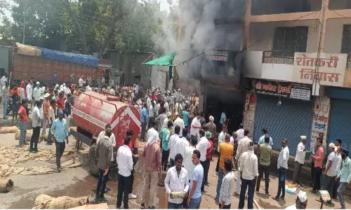 बोरियों के गोदाम में लही भीषण आग, सामाजिक कार्यकर्ताओं की मदद से टला हादसा बोरियों के गोदाम में लही भीषण आग, सामाजिक कार्यकर्ताओं की मदद से टला हादसा