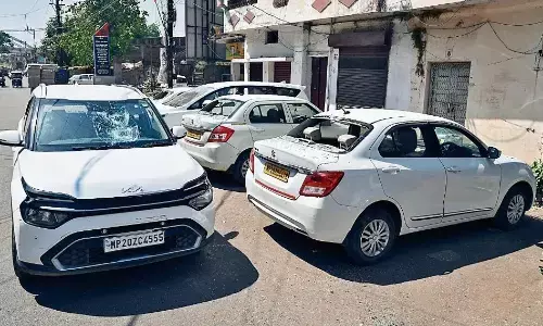 पांडे चौक पर राॅड लेकर निकला और एक के बाद एक चार कारों के कांच फोड़ दिए पांडे चौक पर राॅड लेकर निकला और एक के बाद एक चार कारों के कांच फोड़ दिए