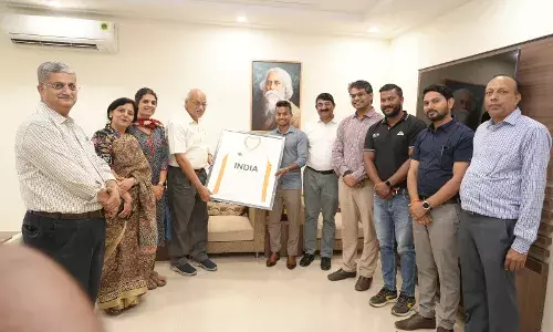 ओलंपियन विवेक सागर ने रबीन्द्रनाथ टैगोर विश्वविद्यालय को भेंट की भारतीय हॉकी टीम द्वारा हस्ताक्षरित जर्सी