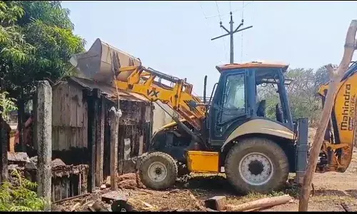 गोंदिया में पूंजीपतियों की 40 दुकानों पर चला बुलडोजर