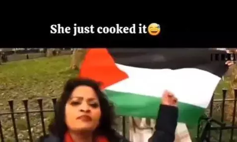 सड़क पर वीडियो बनाने के बीच में आई फिलिस्तीन का झंडा लेकर औरत, तो महिला ने ऐसे किया हैंडल कि तुरंत भाग गई लड़की! सड़क पर वीडियो बनाने के बीच में आई फिलिस्तीन का झंडा लेकर औरत, तो महिला ने ऐसे किया हैंडल कि तुरंत भाग गई लड़की!