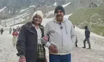 कश्मीर में फंसे बीड के दंपति पहुंचे पुणे , न संपर्क, न प्रशासन से मिली कोई मदद