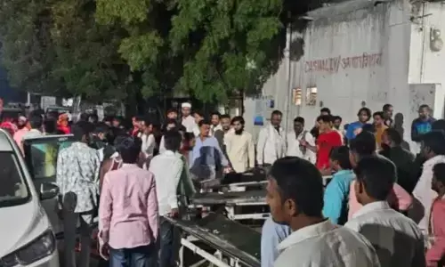 बारातियों से भरा अनियंत्रित टेम्पो पलटा,  32 लोग हुए घायल