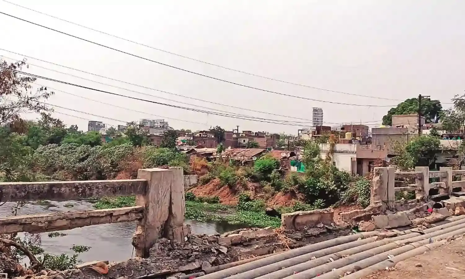नाग नदी - सुरक्षा दीवारें टूटने से बढ़ी हादसे की आशंका- उदासीनता या लापरवाही