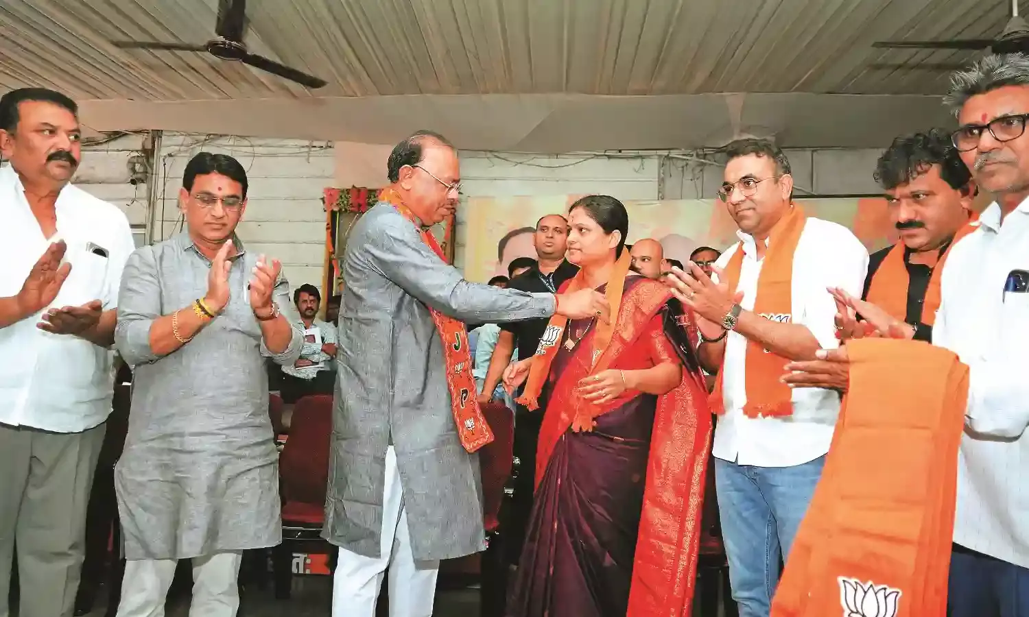 हिंगना में शरद पवार की राकांपा को झटका, पूर्व सभापति समेत 16 सरपंच, 6 पार्षद भाजपा में शामिल