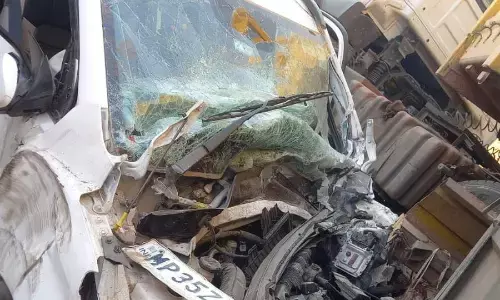 भीषण सड़क हादसा, दो ट्रकों की टक्कर में फंसी जाइलो कार हुई क्षतिग्रस्त, चार घायल