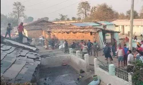 अज्ञात कारणों से लगी आग की चपेट में आए आधा दर्जन से अधिक रिहायशी मकान