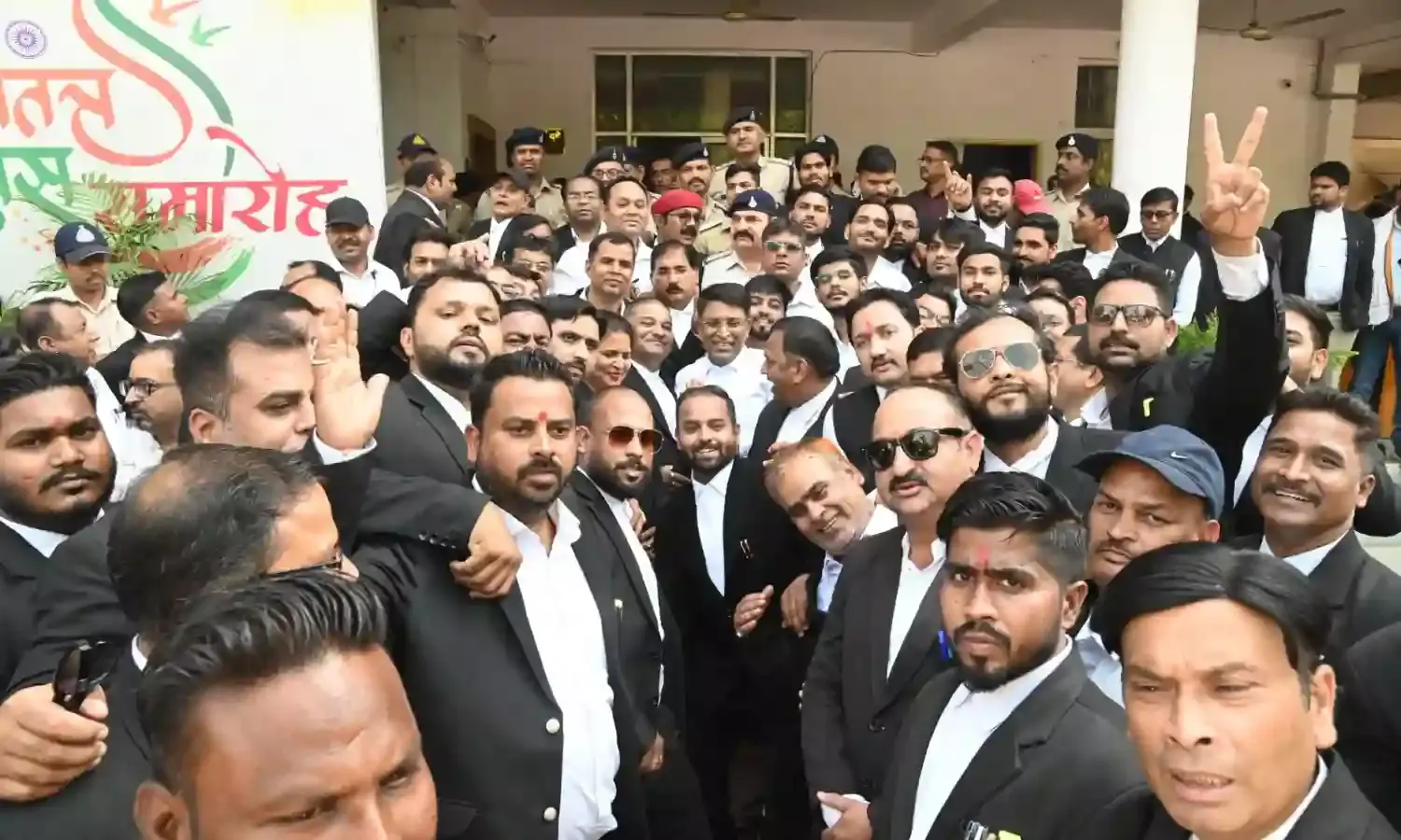 मारपीट के विरोध में अधिवक्ताओ ने घेरा एसपी कार्यालय