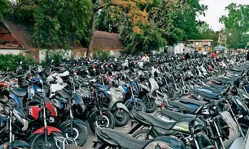 वाहन में हैंडल लॉक लगाने पर लगा रहे जुर्माना, यात्री व उनके परिजन परेशान वाहन में हैंडल लॉक लगाने पर लगा रहे जुर्माना, यात्री व उनके परिजन परेशान