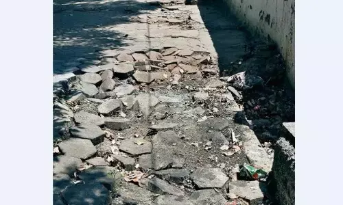उखड़े पेवर ब्लॉक, कदम रखने लायक तक नहीं बचा फुटपाथ उखड़े पेवर ब्लॉक, कदम रखने लायक तक नहीं बचा फुटपाथ