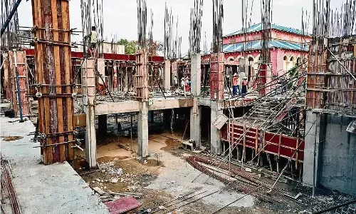 दिसंबर तक बनानी है 6 फ्लोर की बिल्डिंग ग्राउंड फ्लोर का स्लैब ही अब तक पूरा नहीं दिसंबर तक बनानी है 6 फ्लोर की बिल्डिंग ग्राउंड फ्लोर का स्लैब ही अब तक पूरा नहीं